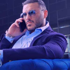 دانلود آهنگ آرمین ۲AFM بذار پلی شه موزیکم آه با یه نور کم
