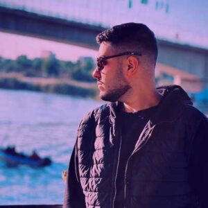 دانلود آهنگ آرون افشار بزار همه دنیا بدونه