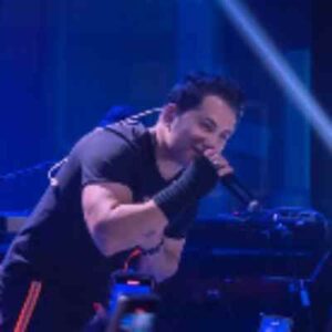 دانلود آهنگ هلی هلی هلی کن بدو یه موزیک شاد پلی کن